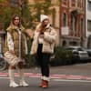 Frauen in lässigen Winter-Outfits.