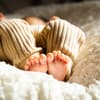 Baby liegt auf dem Bett