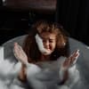 Frau badet 