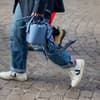 Frau im lässigen Streetstyle mit Bucket Bag.