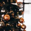 Weihnachtsbaum mit Christbaumschmuck 