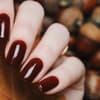 Dunkelbraune "Conker Nails".