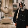 Frau mit Balaklava-Mütze