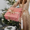 Frau überreicht Weihnachtsgeschenk