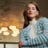 Frau in Strickjacke mit Mini-Blumen