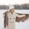 Frau mit Pudelmütze im Schnee
