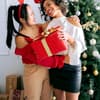 Freundinnen überreichen sich ein Weihnachtsgeschenk