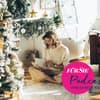 Frau mit Weihnachtsbuch