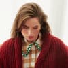 Model in roter Grobstrickjacke