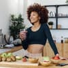 Frau ernährt sich gesund, um Stoffwechsel anzuregen 