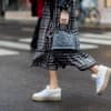Frau trägt warme Sneaker