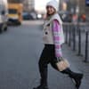 Frau trägt lässigen Streetstyle mit Teddy-Weste.