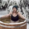 Frau testet, ob Eisbaden gesund ist