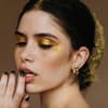 Frau mit goldenem Glitzer-Lidschatten