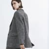 Frau trägt Oversized Blazer von H&M.