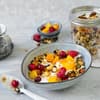 Selbstgemachtes Müsli mit Joghurt und Früchten.