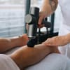 Massagepistole sinnvoll im Einsatz am Bein