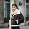 Frau mit Lederjacke und Schafswolle