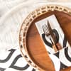 Gefaltete Serviette mit Besteck