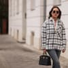 Anna Schürrle in grauer Jeans