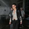 Bella Hadid trägt den Librarian Core im Streetstyle.
