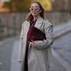 Frau mit roter Handtasche