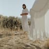 Frau trägt ein Boho-Brautkleid