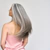 Frau mit langen grauen Haaren.