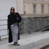Frau trägt grauen Strickrock