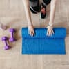 Home Workout Trainingsplan mit Gewichten und Matte