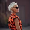 Grece Ghanem mit einer stylishen Kurzhaafrisur ab 60