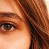 Frau mit langen Wimpern