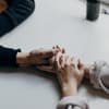 Hände halten beim Partner suchen