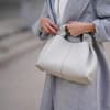Frau trägt Tasche von Polène im Streetstyle.