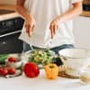 Frau bereitet Rezepte zum Abnehmen in den Wechseljahren vor