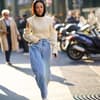 Frau trägt Jeans in Hufeisen-Form im lässigen Streetstyle.