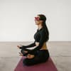 Frau macht VR Yoga