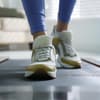 Frau geht auf Walkpad