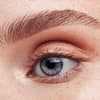 Frau mit langen Wimpern
