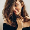 Frau mit Trockenshampoo in den Haaren
