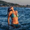 Frau zeigt Bikini-Trends 2024