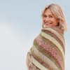 Model mit gestricktem Dreieckstuch