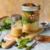 Couscous mit Spinat und Kichererbsen im Glas