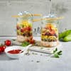 Geschichteter Hackfleischsalat im Glas