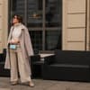 Frau trägt beige Strickhose