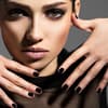 Frau mit "Onyx Nails"