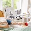 Frau liegt beim Blutspenden auf einem Sessel