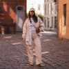Frau in beigem Ton-in-Ton-Outfit