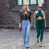 Frau trägt Jeggings und Blazer