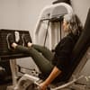 Eine Frau auf der Beinpresse macht Krafttraining ab 60 Jahren.